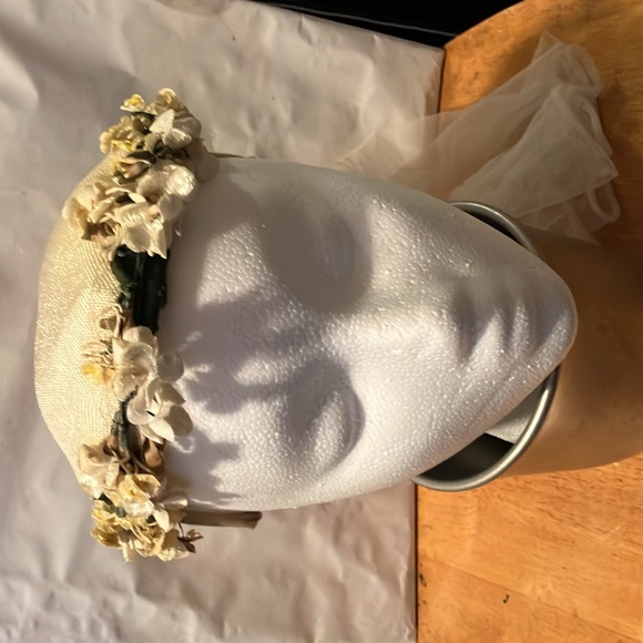 Lovely vintage crème satin like hat with flower band , satin bow n short back - Picture 2 of 9